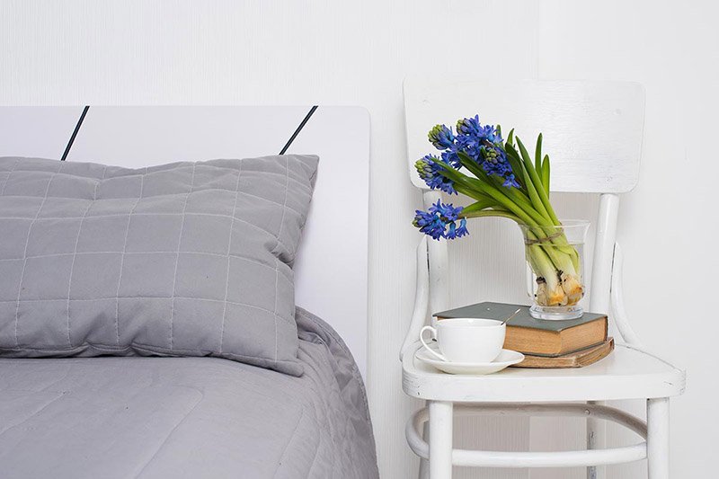 6 IDEIAS PARA COLOCAR UMA MESA DE CABECEIRA EM UM QUARTO PEQUENO