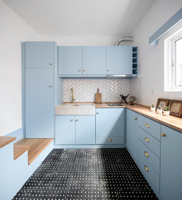 DÉCOR DO DIA: cozinha com armários azuis e bancada de madeira.