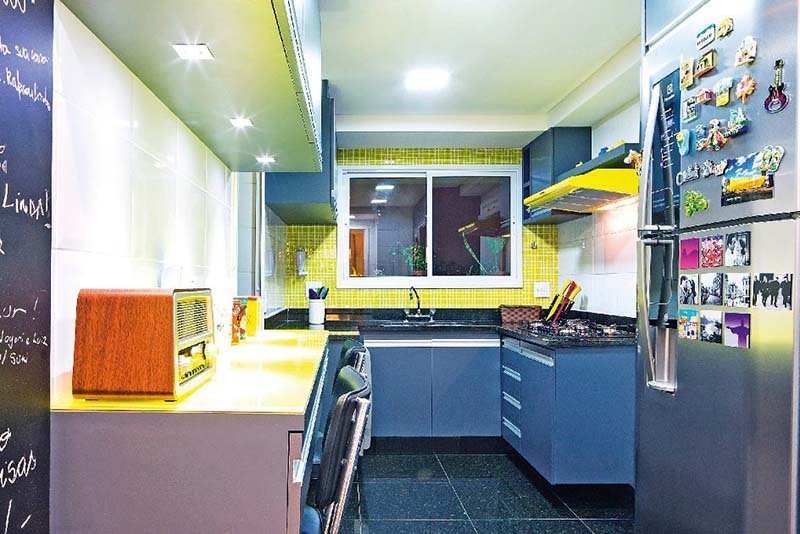 A ESTRELA DA CASA: CORES VIBRANTES E DECORAÇÃO CONTEMPORÂNEA SÃO OS DESTAQUES DESTA COZINHA