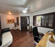 Casa com 350m², 4 dormitórios, 1 suíte, 2 vagas no bairro Jardim Planalto em Porto Alegre