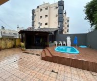 Casa com 350m², 4 dormitórios, 1 suíte, 2 vagas no bairro Jardim Planalto em Porto Alegre
