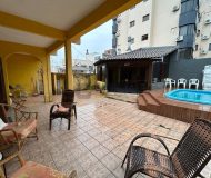 Casa com 350m², 4 dormitórios, 1 suíte, 2 vagas no bairro Jardim Planalto em Porto Alegre