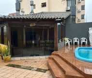 Casa com 350m², 4 dormitórios, 1 suíte, 2 vagas no bairro Jardim Planalto em Porto Alegre