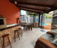 Casa com 350m², 4 dormitórios, 1 suíte, 2 vagas no bairro Jardim Planalto em Porto Alegre