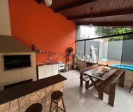 Casa com 350m², 4 dormitórios, 1 suíte, 2 vagas no bairro Jardim Planalto em Porto Alegre