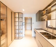 Apartamento com 206m², 3 dormitórios, 3 suítes, 3 vagas no bairro Moinhos de Vento em Porto Alegre