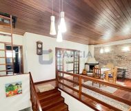 Casa com 265m², 4 dormitórios, 1 suíte, 2 vagas no bairro Sarandi em Porto Alegre