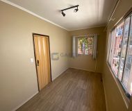 Casa com 70m², 3 dormitórios, 2 vagas no bairro Jardim Sabará em Porto Alegre