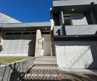 Casa com 213m², 3 dormitórios, 1 suíte, 4 vagas no bairro Vila Ipiranga em Porto Alegre