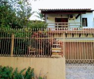 Casa com 249m², 3 dormitórios, 1 suíte, 4 vagas no bairro Nonoai em Porto Alegre