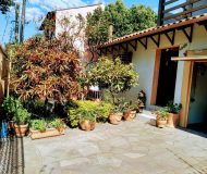 Casa com 249m², 3 dormitórios, 1 suíte, 4 vagas no bairro Nonoai em Porto Alegre