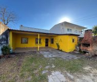 Casa com 60m², 2 dormitórios, 3 vagas no bairro Sarandi em Porto Alegre