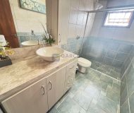 Casa com 390m², 5 dormitórios, 1 suíte, 4 vagas no bairro Sarandi em Porto Alegre