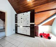 Casa com 161m², 3 dormitórios, 1 suíte, 3 vagas no bairro Jardim Ingá em Porto Alegre