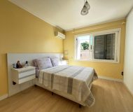 Casa com 161m², 3 dormitórios, 1 suíte, 3 vagas no bairro Jardim Ingá em Porto Alegre