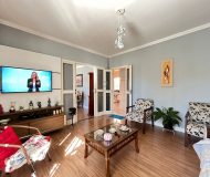 Casa com 161m², 3 dormitórios, 1 suíte, 3 vagas no bairro Jardim Ingá em Porto Alegre