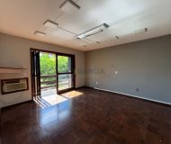 Casa com 240m², 4 dormitórios, 1 suíte, 3 vagas no bairro Jardim Itu em Porto Alegre