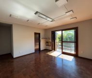 Casa com 240m², 4 dormitórios, 1 suíte, 3 vagas no bairro Jardim Itu em Porto Alegre