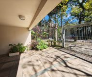 Casa com 450m², 3 dormitórios, 1 suíte, 6 vagas no bairro Jardim Lindóia em Porto Alegre