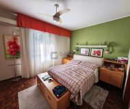 Casa com 450m², 3 dormitórios, 1 suíte, 6 vagas no bairro Jardim Lindóia em Porto Alegre