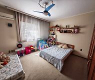 Casa com 450m², 3 dormitórios, 1 suíte, 6 vagas no bairro Jardim Lindóia em Porto Alegre