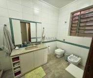Casa com 450m², 3 dormitórios, 1 suíte, 6 vagas no bairro Jardim Lindóia em Porto Alegre
