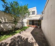 Casa com 450m², 3 dormitórios, 1 suíte, 6 vagas no bairro Jardim Lindóia em Porto Alegre