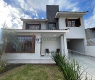 Casa com 280m², 3 dormitórios, 1 suíte, 4 vagas no bairro Parque Santa Fé em Porto Alegre