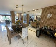 Casa com 280m², 3 dormitórios, 1 suíte, 4 vagas no bairro Parque Santa Fé em Porto Alegre