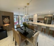 Casa com 280m², 3 dormitórios, 1 suíte, 4 vagas no bairro Parque Santa Fé em Porto Alegre