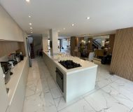 Casa com 280m², 3 dormitórios, 1 suíte, 4 vagas no bairro Parque Santa Fé em Porto Alegre