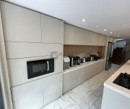 Casa com 280m², 3 dormitórios, 1 suíte, 4 vagas no bairro Parque Santa Fé em Porto Alegre