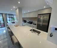 Casa com 280m², 3 dormitórios, 1 suíte, 4 vagas no bairro Parque Santa Fé em Porto Alegre