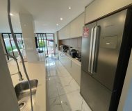Casa com 280m², 3 dormitórios, 1 suíte, 4 vagas no bairro Parque Santa Fé em Porto Alegre