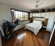 Casa com 280m², 3 dormitórios, 1 suíte, 4 vagas no bairro Parque Santa Fé em Porto Alegre