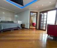Casa com 280m², 3 dormitórios, 1 suíte, 4 vagas no bairro Parque Santa Fé em Porto Alegre