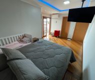 Casa com 280m², 3 dormitórios, 1 suíte, 4 vagas no bairro Parque Santa Fé em Porto Alegre