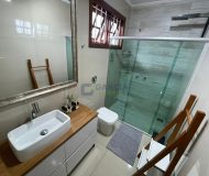 Casa com 280m², 3 dormitórios, 1 suíte, 4 vagas no bairro Parque Santa Fé em Porto Alegre