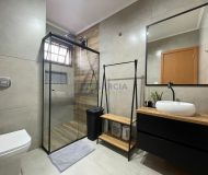 Casa com 280m², 3 dormitórios, 1 suíte, 4 vagas no bairro Parque Santa Fé em Porto Alegre