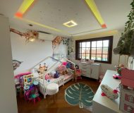 Casa com 280m², 3 dormitórios, 1 suíte, 4 vagas no bairro Parque Santa Fé em Porto Alegre