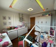 Casa com 280m², 3 dormitórios, 1 suíte, 4 vagas no bairro Parque Santa Fé em Porto Alegre