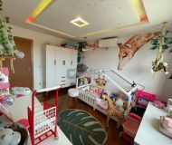 Casa com 280m², 3 dormitórios, 1 suíte, 4 vagas no bairro Parque Santa Fé em Porto Alegre
