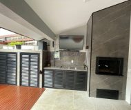 Casa com 280m², 3 dormitórios, 1 suíte, 4 vagas no bairro Parque Santa Fé em Porto Alegre