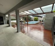 Casa com 280m², 3 dormitórios, 1 suíte, 4 vagas no bairro Parque Santa Fé em Porto Alegre