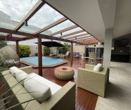 Casa com 280m², 3 dormitórios, 1 suíte, 4 vagas no bairro Parque Santa Fé em Porto Alegre