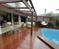 Casa com 280m², 3 dormitórios, 1 suíte, 4 vagas no bairro Parque Santa Fé em Porto Alegre