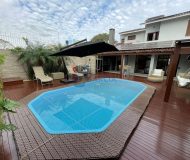 Casa com 280m², 3 dormitórios, 1 suíte, 4 vagas no bairro Parque Santa Fé em Porto Alegre