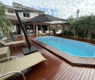 Casa com 280m², 3 dormitórios, 1 suíte, 4 vagas no bairro Parque Santa Fé em Porto Alegre