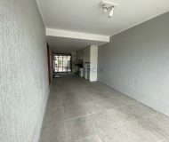 Casa com 280m², 3 dormitórios, 1 suíte, 4 vagas no bairro Parque Santa Fé em Porto Alegre