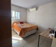 Casa com 99m², 2 dormitórios, 4 vagas no bairro Parque Minuano em Porto Alegre